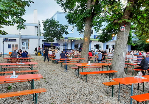 Gemütlicher Biergarten in Straubing, direkt am Großparkplatz am Hagen